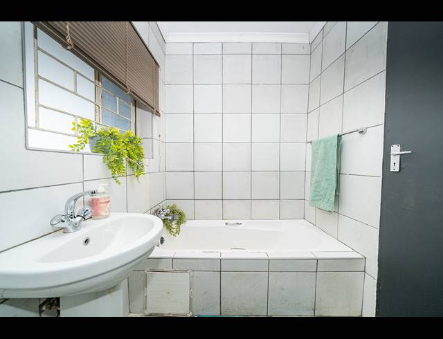 4 BEDROOM FREESTANDING FOR SALE IN MINNEBRON